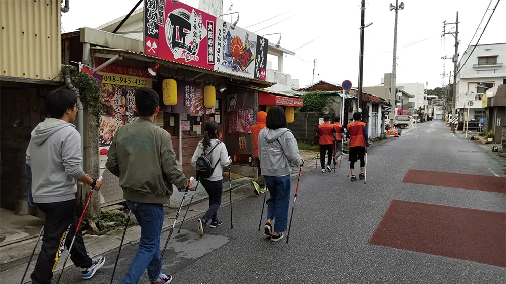 沖縄の日常的な町並みを歩く